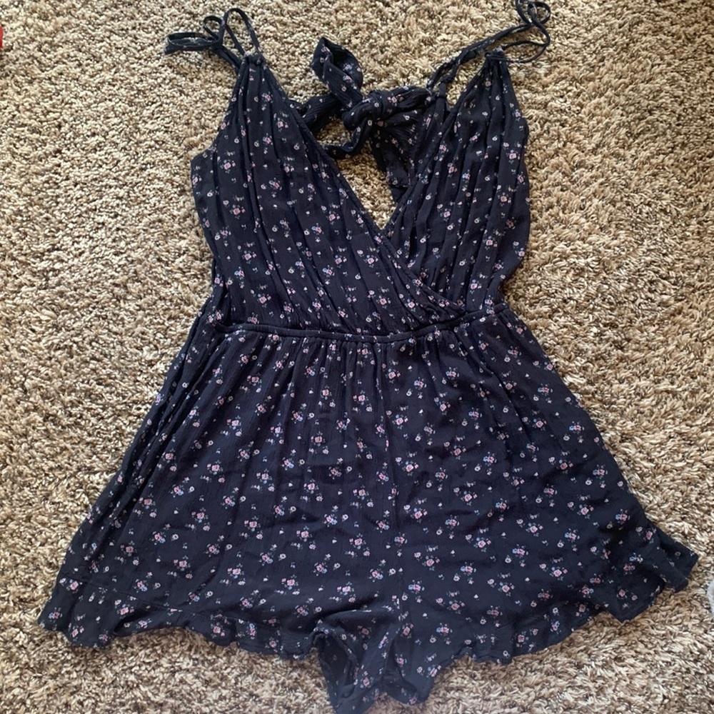 American Eagle Romper. Black floral print. Tie back.